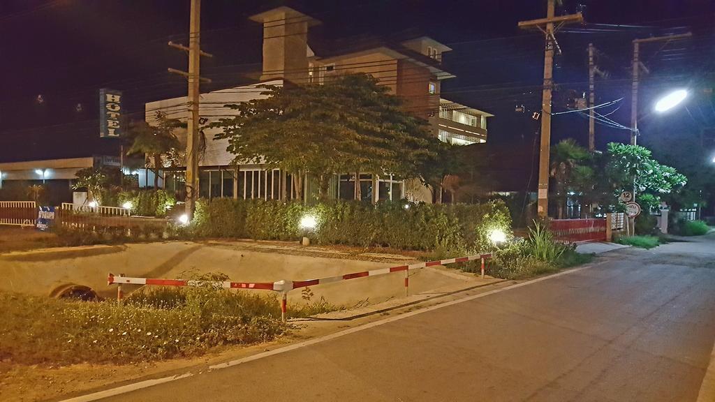 Baan Sanpoom Hotel Phitsanulok Ngoại thất bức ảnh